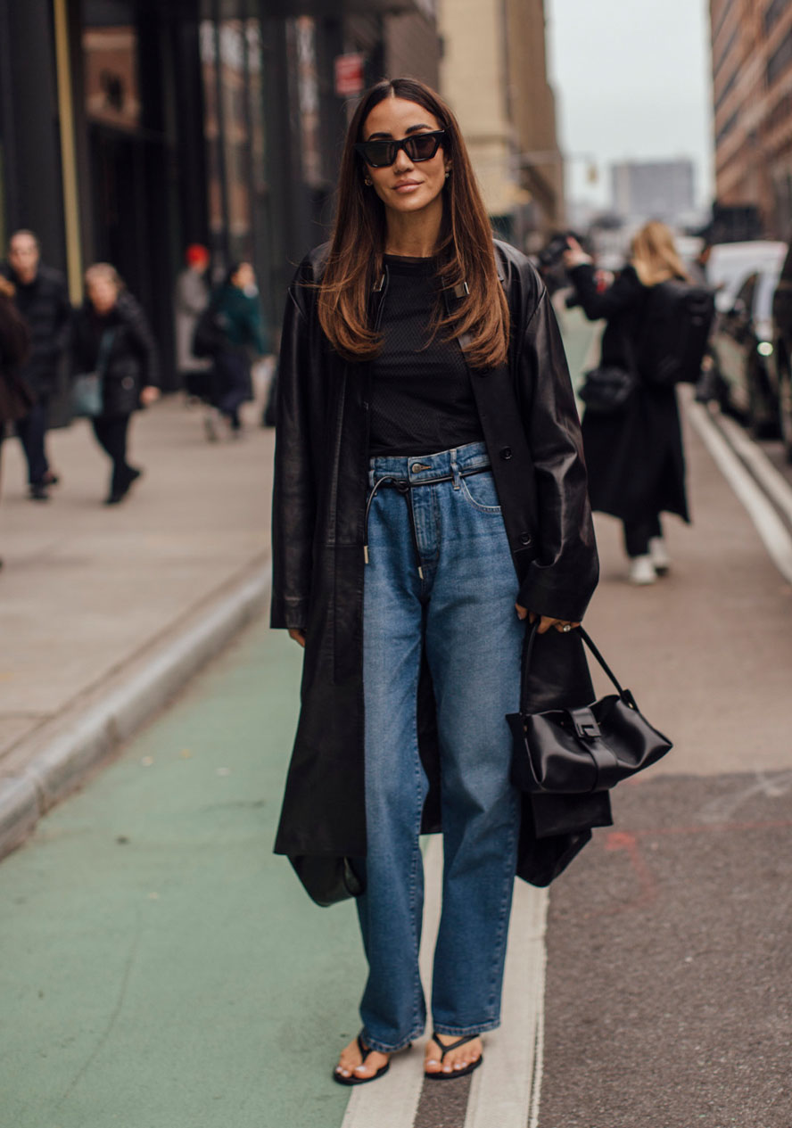 Frau trägt hochwertige Jeanshose zu Basics