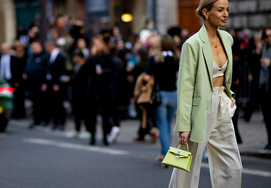 Frau in einem grünen Blazer